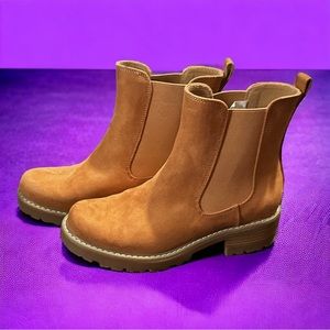 NWOT faux suede camel colored ankle heeled ankle boots size 7